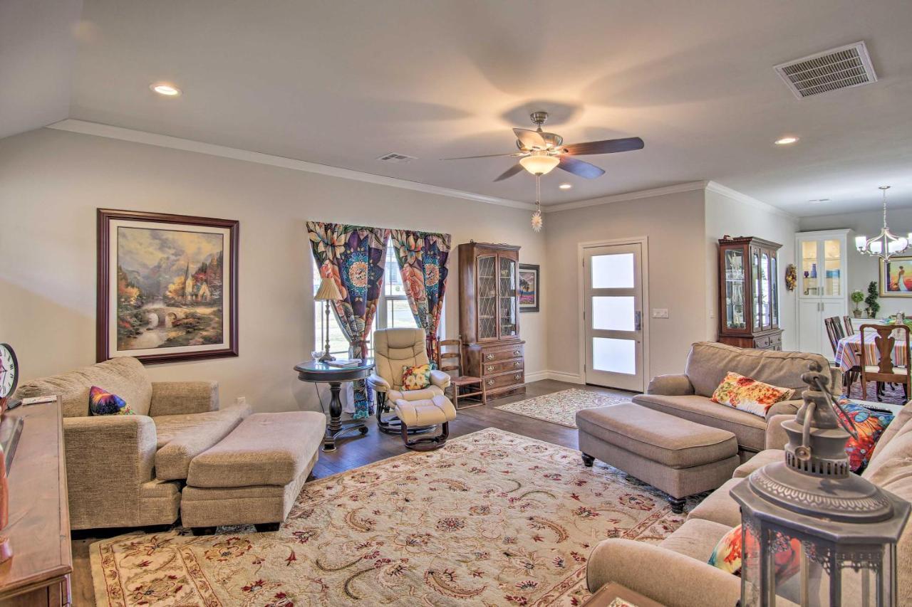 Holiday home Modern Okc Retreat Half-mile To Plaza District! *