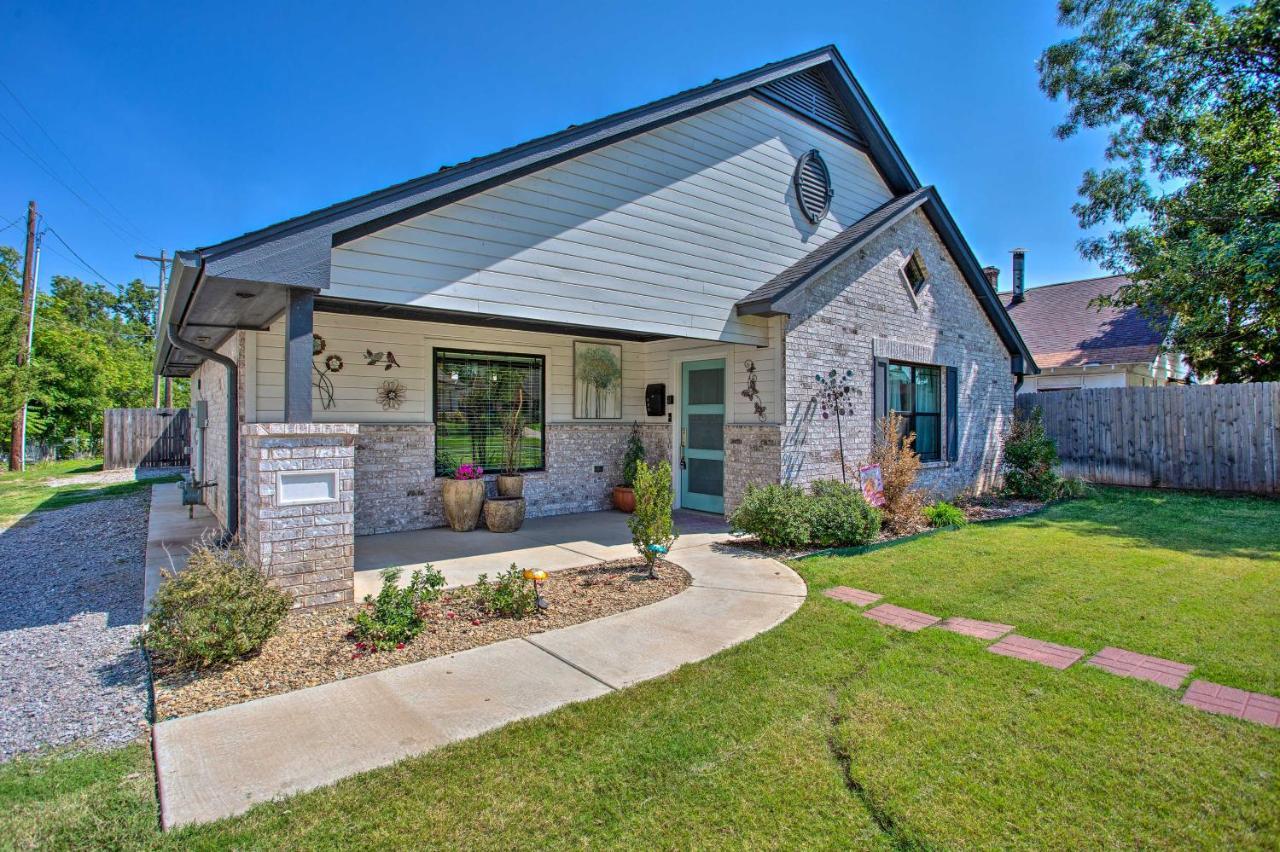 Holiday home Modern Okc Retreat Half-mile To Plaza District!