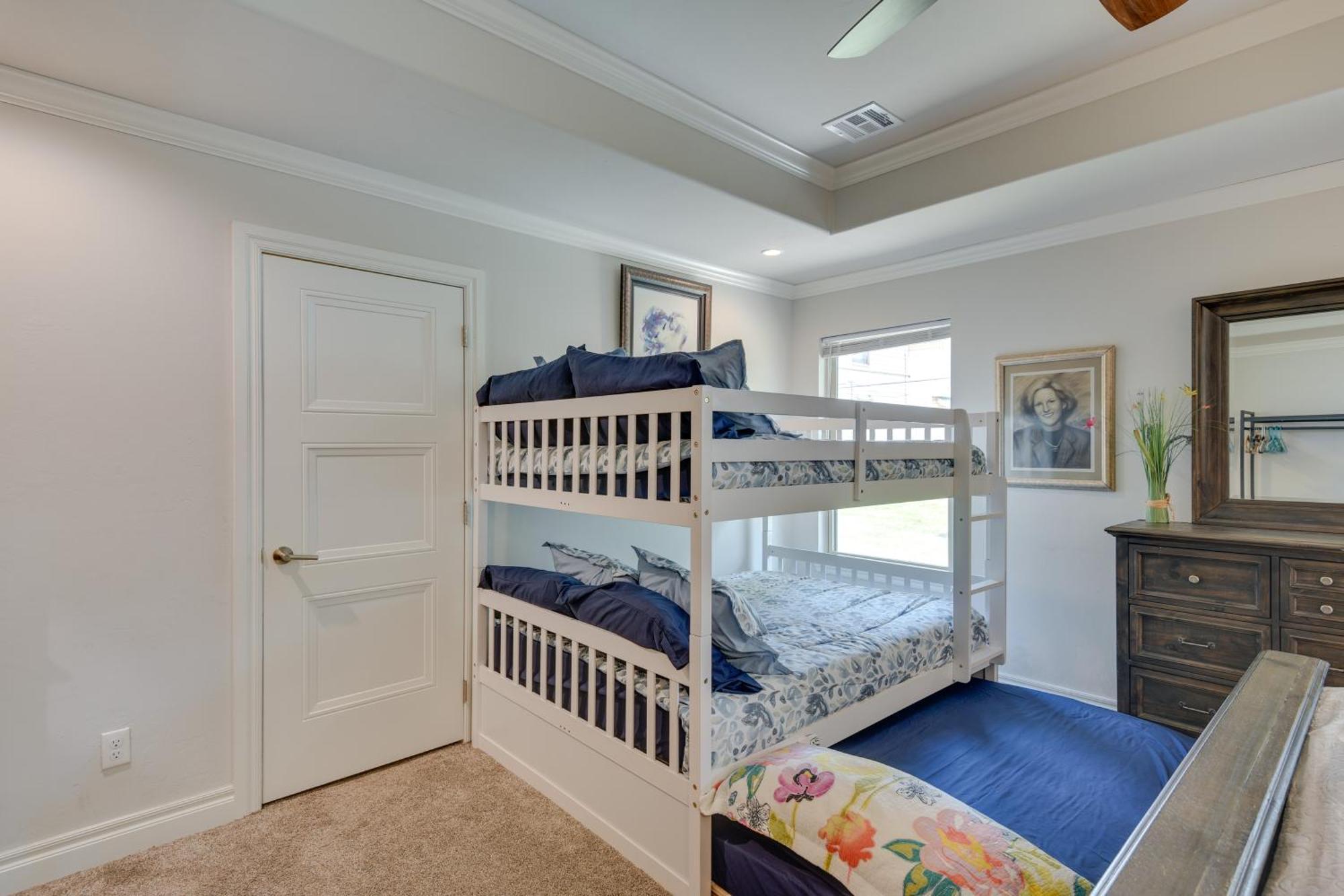 Modern Okc Retreat Half-mile To Plaza District! Holiday home